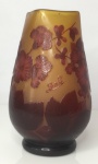 Belíssimo vaso Emile Gallé, vidro acidado assinado 20 cm de altura x 11 cm de diâmetro