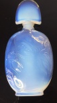Perfumeiro opalescente sem marca com pequeno bicado na parte interna da tampa - 15 cm x 7,5 cm
