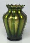 Vaso em vidro verde com pintura dourada interna - 12 cm x 8,5 cm