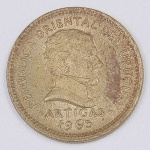 Lote composto por uma moeda Uruguaia de 1 Peso, datada de 1965.