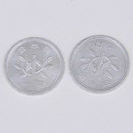 Lote composto por duas moedas Japonesas no valor de 1 Iene.