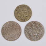 Lote composto por três moedas Marroquinas sendo duas de 10 Francos cunhadas em 1947 e uma de 1 Franco, cunhada em 1945.