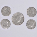 Lote composto por 5 moedas Holandesas, sendo uma moeda de 10 Cêntimos ,cunhada em 1950, uma moeda de 10 Cêntimos, cunhada em 1959, uma moeda de 10 Cêntimos, cunhada em 1962, uma moeda de 10 Cêntimos, cunhada em 1963 e uma moeda de 25 Cêntimos, cunhada em 1962.