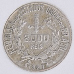 Lote composto por uma moeda de 2000 Réis cunhada em 1927.