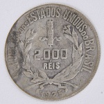 Lote composto por uma moeda de 2000 Réis cunhada em 1925.
