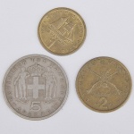 Lote composto por três moedas Gregas sendo uma de 5 Dracmas cunhada em 1954, uma de @ Dracmas cunhada em 1978 e uma de ! Dracma cunhada em 1982.