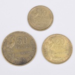 Lote composto por 3 moedas da Republica Francesa sendo uma de 10 Francos cunhada em 1950, uma de 20 Francos cunhada em 1950 e uma de 50 Francos cunhada em 1952.