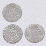 Lote composto por três moedas da Republica Francesa de 1 Franco, cunhadas respectivamente em 1961, 1964 e 1976.