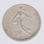 Lote composto por uma moeda da Republica Francesa de 1 Franco, cunhada em 1909.