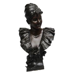 GEORGES VAN DER STRAETEN - Escultura Art Nouveau em bronze patinado representando Busto de jovem,  sobre pedestal, assinado no verso, com cachê do fundição Societé des Bronzes de Paris. Altura: 40 cm