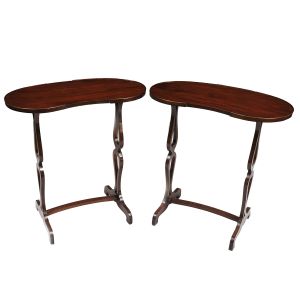 Par de mesas inglesas ditas rim em madeira nobre com pernas em fitas vazadas. Med.: 69,5 x 66 x 35 cm.