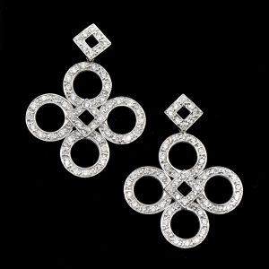 Par de brincos em ouro branco 18 kl, com `trevo de 4 circulos com quadrado central`, cravejado de diamantes. Peso: 7,5g. Altura: 4 cm