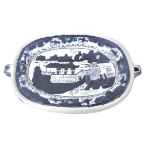Rechaud em porcelana chinesa `azul e branco` ao gosto de `Macau`, com cantos abaulados, século XX. Medidas: 26 x 17 cm