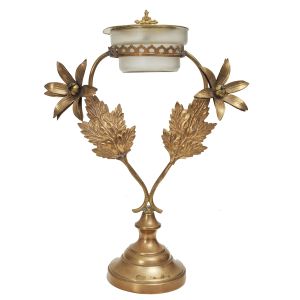 Porta-óstia com suporte em metal dourado em ramos com flores e folhas, recipiente em vidro com tampa encimada por cruz, cerca 1900. Medidas: 29 x 22 cm.