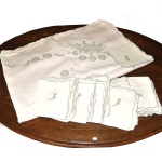 Toalha de mesa com 12 guardanapos em linho na cor bege rosado, medindo: 300 x 175 cm