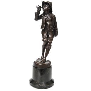 A. MAYER - Escultura de menino em bronze patinado representando Menino em trajes de escola descalço e fumando, assinado na base. Base pedestal em granito. Altura: 29 cm