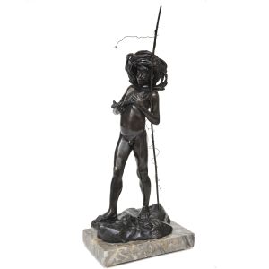 Escultura em bronze patinado representando `Menino nu pescando`. França serca 1900. Altura: 29 cm