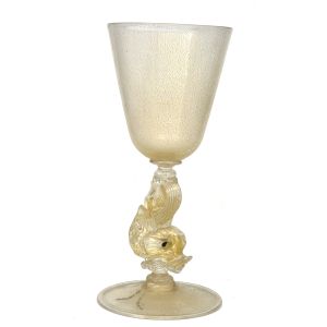 Taça em fino vidro artístico de Murano, SALVIATTI, com farta e fina inclusão de pó de ouro, coluna com animal marinho e base circular, cerca anos 40/50. Altura: 15 cm