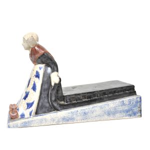 ETLING FRANCE  - MARCEL GUILLARD- Escultura Art Decó em cerâmica esmaltada, representando `Mulher com trenó`, Marcada no fundo, cerca 1930. Medidas: 18 x 27 x 10 cm