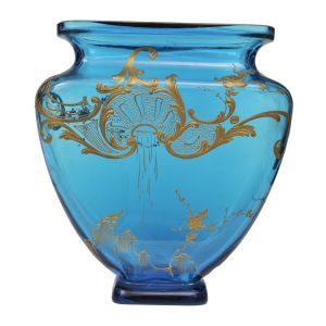 Vaso Art Nouveau em cristal azul Baccarat corpo em formato de leque com boca retangular, fino desenho de grande concha, folhagens em voluta e gradio, cerca 1900. Com etiqueta no fundo. Medidas: 18 x 17 cm