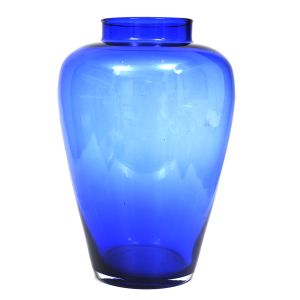 Grande vaso em vidro na cor azul, corpo em formato globular levemente cônico. Alt.: 31,5 cm.
