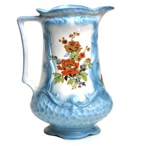 Grande jarra em faiança inglesa Art Noveau `J & G MEAKIN`, `azul e branco`com grandes reservas de pinturas de flores. Marcada no fundo. Alt.: 33 cm.