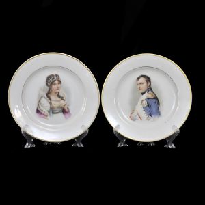 Par de pratos em porcelana francesa de Limoges, representando Napoleão e Josephine'. Marcado no fundo. Diâmetro: 19 cm.