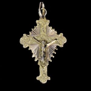 Crucifixo em ouro 18 kl. Peso: 1,7 g. Medidas: 3,0 x 1,7 cm.