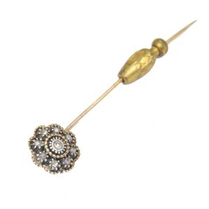Alfinete de gravata em ouro 18 kl cravejado com diamantes. Comp: 6,3 cm