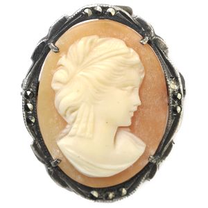 Camafeo com busto de mulher e moldura em prata contrastada `Sterling`. Medidas: 2,7 x 2,1 cm