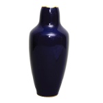 Vaso em porcelana de Sévres na cor azul com carimbo `Manufacture national de Sevres` de 1906 e carimbo de Sevres datado 1908. Alt.: 18,8 cm.