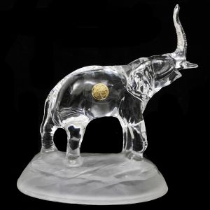 Cristal Dárges - France - elefante de cristal translúcido com base satinê acidada. Com selo da cristaleria Med.: 16 x 13 cm.