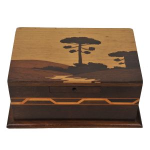 Caixa / cofre em madeira nobre com marqueteria de paisagem e faixa geométrica lateral. Cerca anos 50. Med.: 7,5 x 17 x 11,7 cm. 