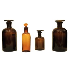 Lote com 4 frascos de farmácia em vidro âmbar, séc. XIX/XX. Altura: 16,5 cm(maior)