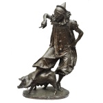 Grande escultura de bronze patinado representando Pierrot bricando com porco, Medidas: 50 x 29 cm