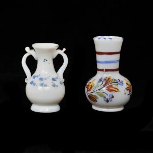 Lote com 2 vasos miniaturas em opalina `Granja` espanhola, século XIX. Alturas: 7,5 e 7,0 cm.
