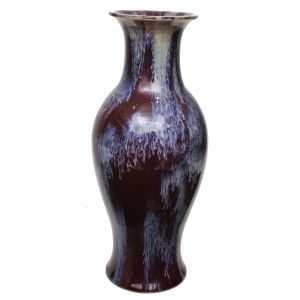 Vaso em porcelana chinesa flambê ou sangue de boi com manchas na cor púrpura, corpo em formato balaustre. Marca do período no fundo em seal caracter, Dinastia Qing(644-1912). Altura: 25 cm.