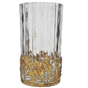 Vaso Art Nouveau em cristal francês Baccarat, com sulvos verticais em prisma ondulado, base e galeria em bronze `ormolu` em fina fundição, vazada com belo desenho de flores, folhas, ramos e folhagens, cerca 1890. Altura: 22,5 cm.