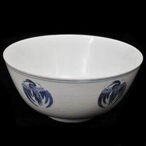 Bowl em porcelana chinesa em `azul e branco` com fina pintura de aves do paraíso. Dinastia Qing(1644-1912). Medidas: 8 x 17,5 cm.