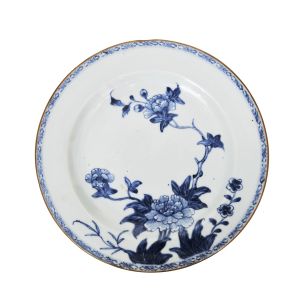 Prato em porcelana chinesa da Companhia das Indias em `azul e branco`, fina pintura de grande peônia, ramos, folhas e flores, período Qianlong(1736-1795), Dinastia Qing(1644-1912). Diâmetro: 23 cm.