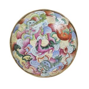Pires em porcelana chinesa com rica pintura em policromia representando cinco cães budistas entre nuvens. Dinastia Qing(1644-1912). Diâmetro: 14 cm