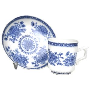 Xícara com pires em porcelana chinesa `azul e branco` com rica pintura de peônias, período Qianlong(1736-1795), seculo XVIII. Diâmetro: 12 cm(pires)