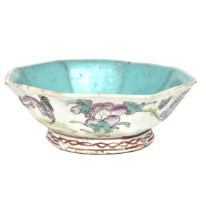 Bowl em porcelana chinesa, corpo em formato octagonal, com pintura de galos e vegetação nas faces externas e interior na cor verde, Dinastia Qing(1644-1912), século XIX. Medidas: 5,5 x 17,5 cm(diâmetro)