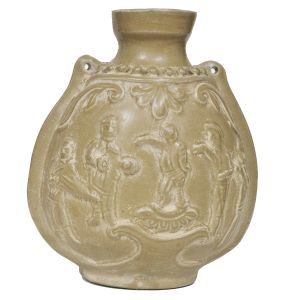 Vaso em cerâmica chinesa Celadon, corpo ovalado com relevo de personagens, alças em fita lisa com vazado para alça e com faixa de perolado. Dinastia Qing(1644-1912). Medidas: 17,5 x 15 cm.