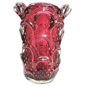 Vaso em sólido e grosso vidro artístico de Murano na cor vermelha, corpo no modelo cactus, bulicante. Anos 50. . Alt.: 29 cm.