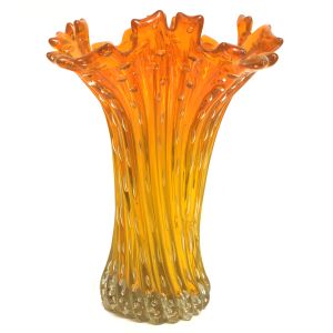 Grande vaso em vidro artístico de Murano na cor amarelo e laranja, corpo em gomado levemente torcido, de boca recortada e fenestrada, bulicante, cerca anos 50. Alt.: 32 cm.