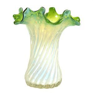 Vaso em vidro artístico de Murano, corpo levemente em gomado torcido levemente opalinado com borda na cor verde, boca recortada e fenestrada, cerca anos 50. Altura: 23 cm.