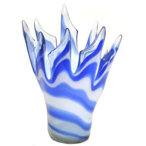 Vaso em vidro artístico de Murano, FRATELLI TOSO, corpo cilindrico na cor azul degradê com forte recortado da borda formando grandes pontas, cerca anos 50. Altura: 22 cm.