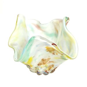 Vaso em vidro artístico de Murano, FRATELLI TOSO, formato no padrão `fazzoletto`, bulicante com inclusão de manchas multicoloridas, cerca anos 50. Altura; 17 cm.
