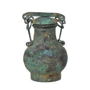 Potiche com tampa em bronze chinês com alças de correntes com argolas presas a tampa. Dinastia Qing(1644-1912). Altura: 9 cm(com alça).